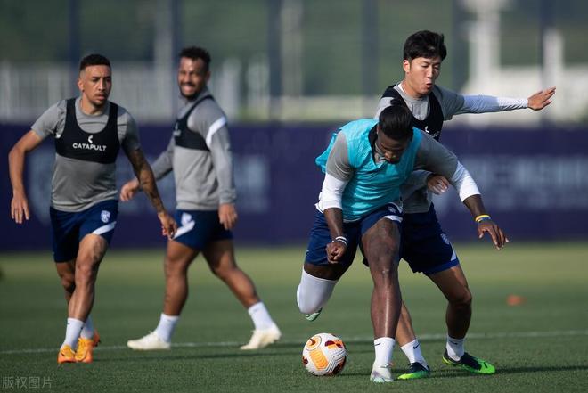 爱游戏平台-冲刺阶段武汉三镇调整名单以备欧篮联，队长鼓劲环节打磨，底气十足，年轻球员得到机会的简单介绍