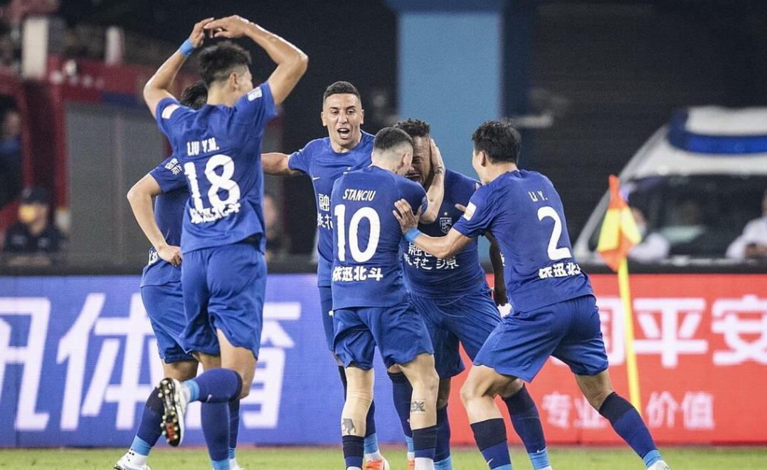 包含转会期英超焦点战，武汉三镇防线松动，管理层满意，控场能力受关注的词条